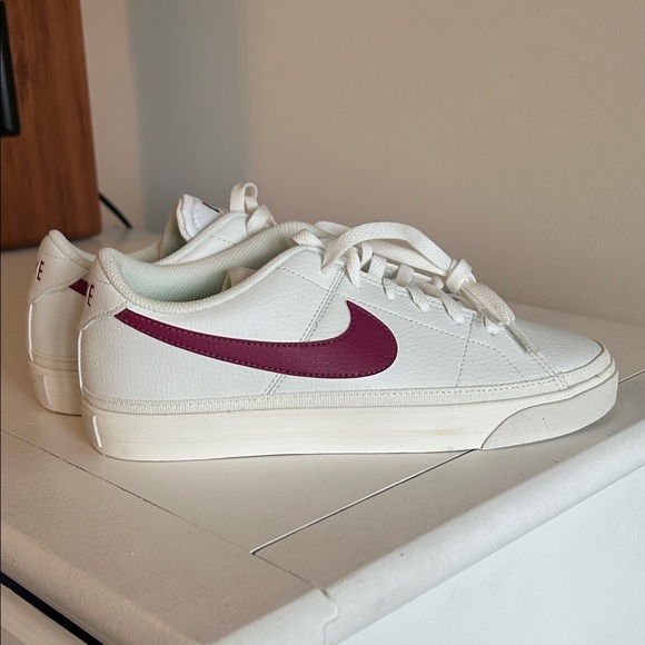Nike Women's Sneakers White and Burgundy - Picture 2 of 6